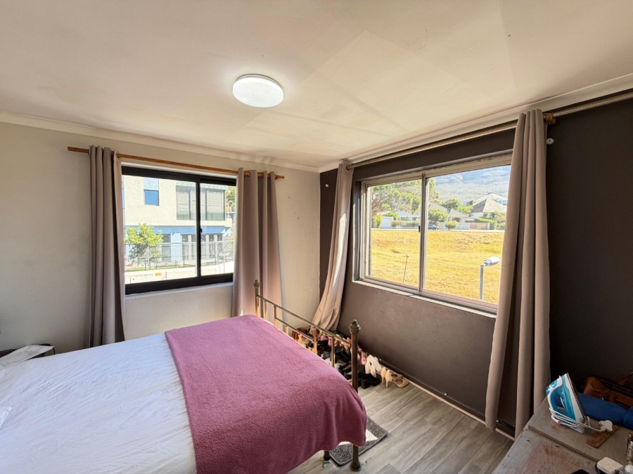 6 Bedroom Property for Sale in Vredehoek Western Cape